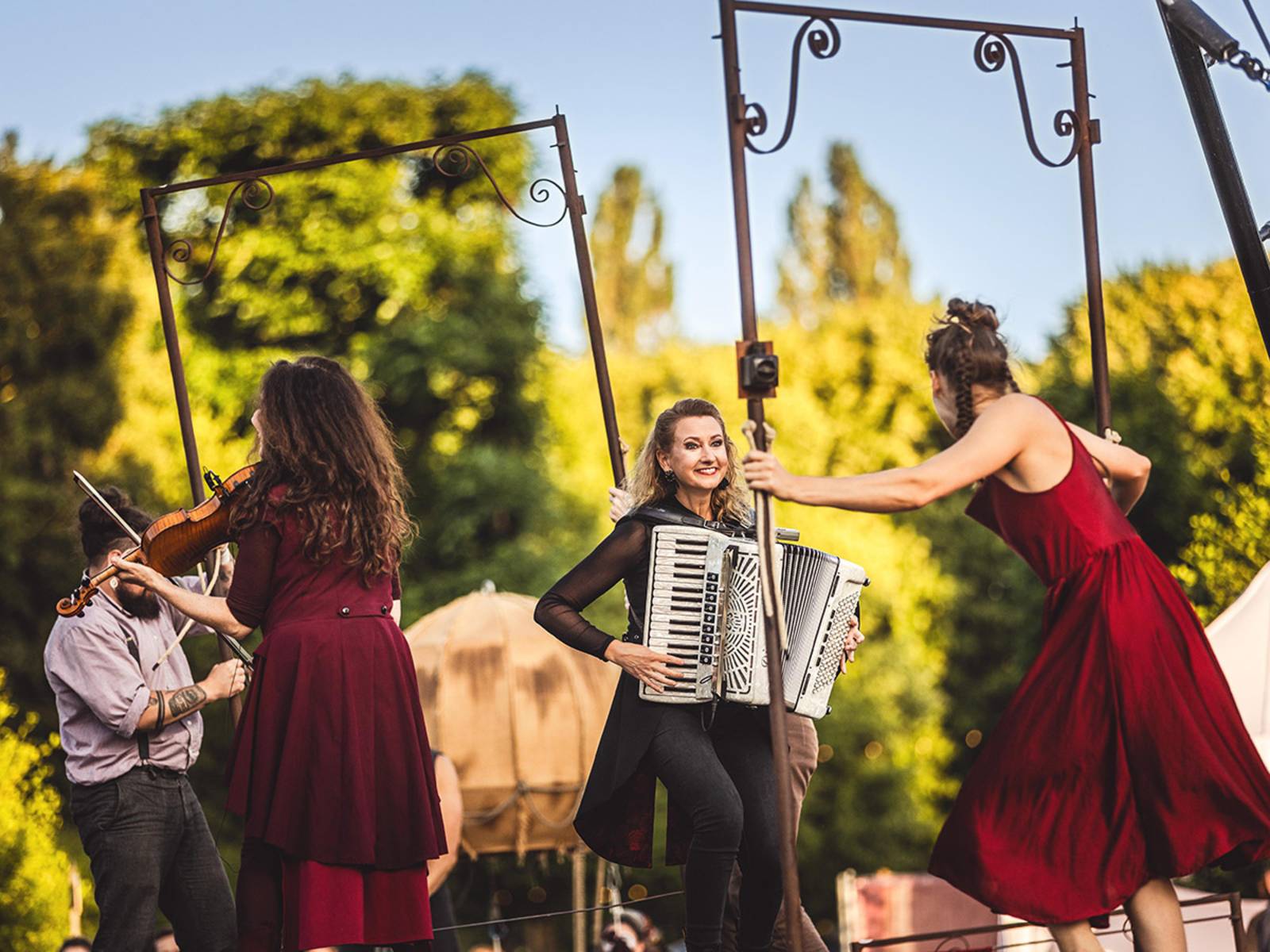 Cirque Bouffon verzauberte die G&auml;ste mit Musik, Akrobatik und humorvollen &Uuml;berraschungen