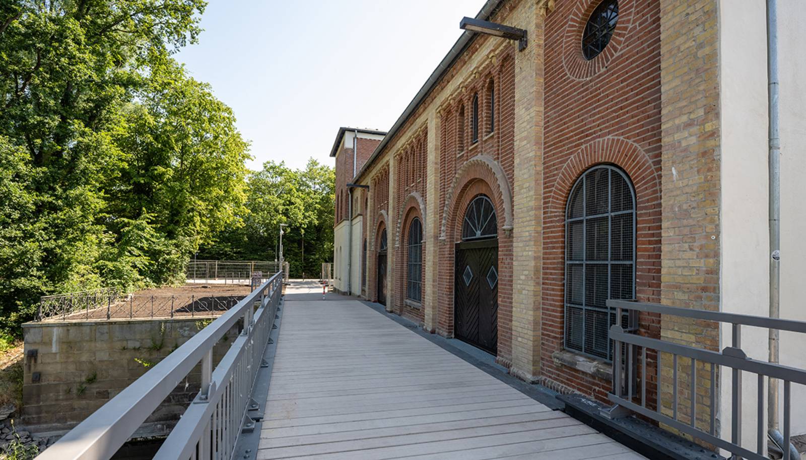 Wasserkunstfassade mit Radweg