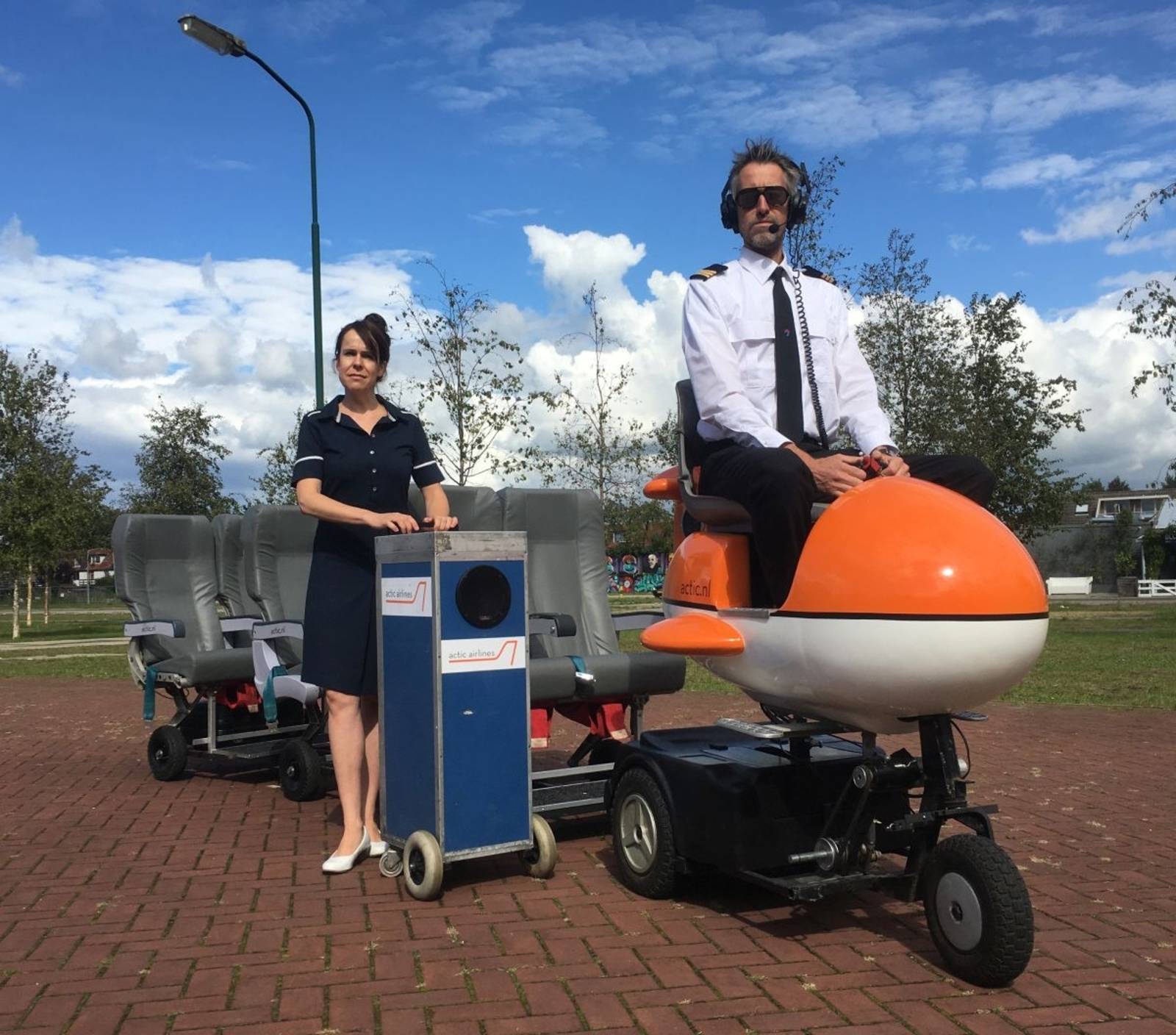 Mann in Spielzeug-Flugzeug