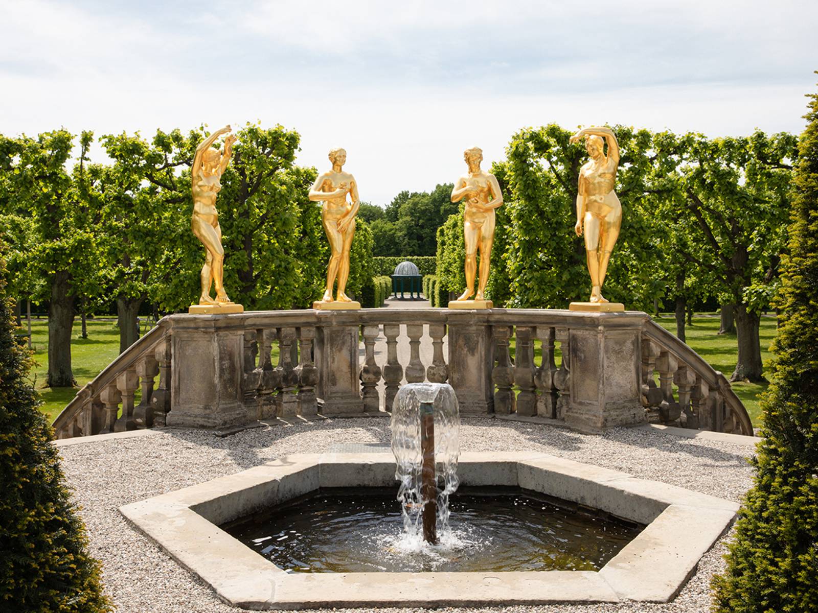Brunnen/Brüstung mit Goldfiguren