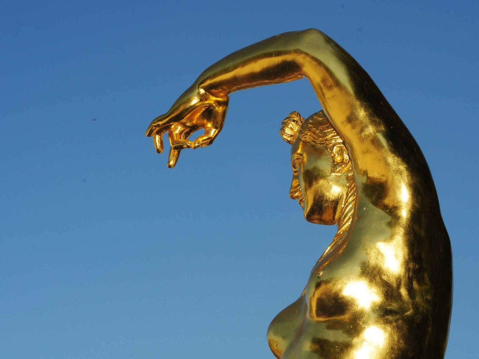 Eine der 18 Goldenen Figuren im Großen Garten