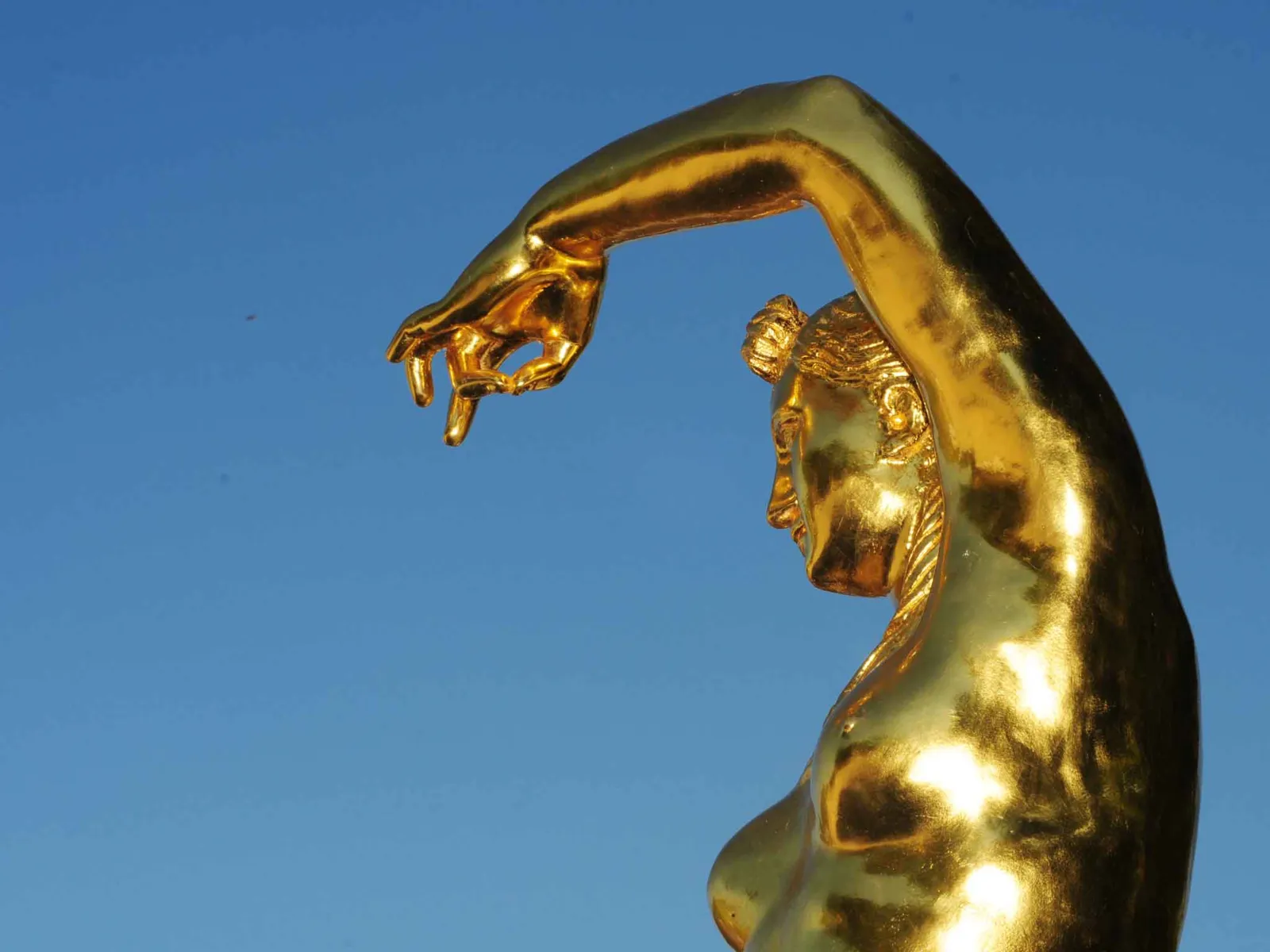 Eine der 18 Goldenen Figuren im Gro&szlig;en Garten