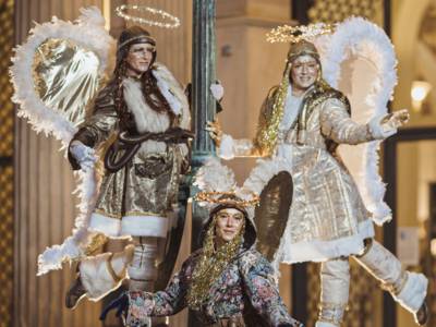Drei als goldene Engel verkleidete Personen
