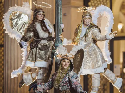 Drei als goldene Engel verkleidete Personen