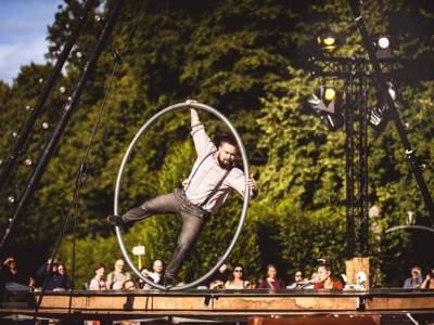 Bei der Show von Cirque Bouffon kam auch ein Cyr-Rad zum Einsatz