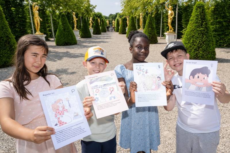 Schüler*innen auf Gartentheaterbühne