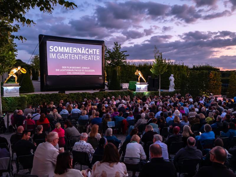Publikum vor Kinoleinwand im Gartentheater