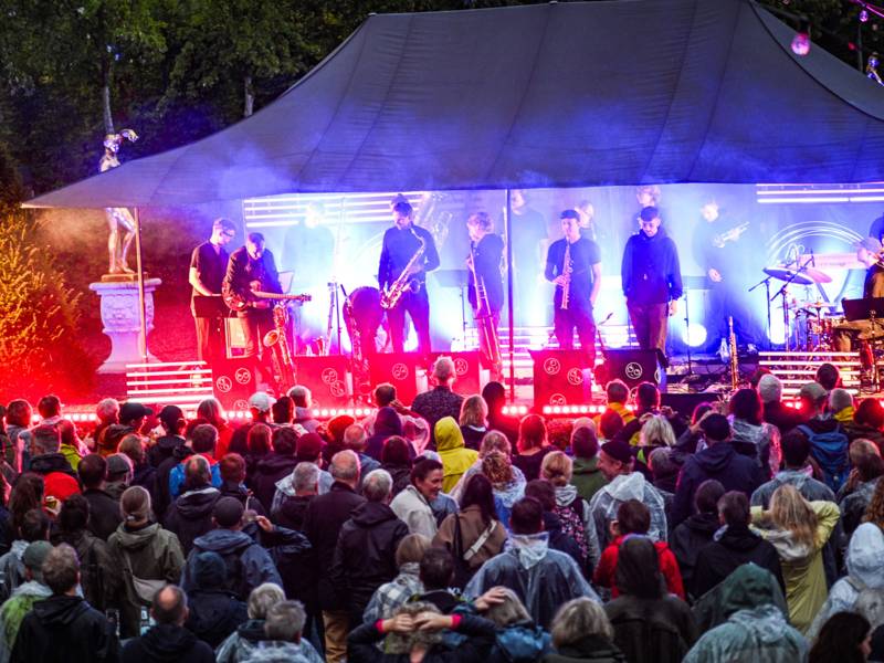 Konzert auf der Bühne des Gartentheaters am Abend