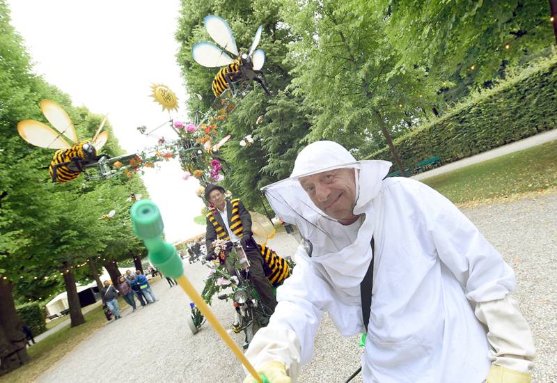 Imker und sein Begleiter auf dem Rad