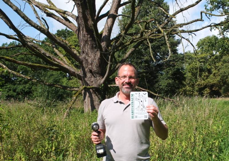 Ramon Stekler-Thiel mit Habitatschild