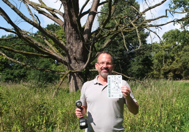 Ramon Stekler-Thiel mit Habitatschild