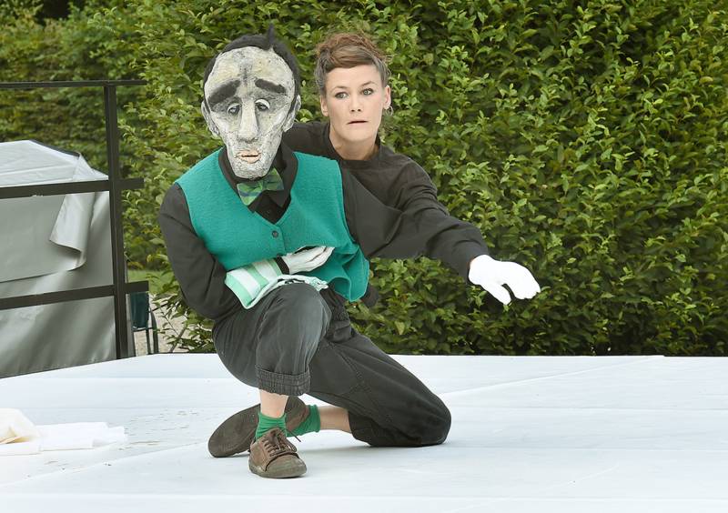 Frau mit Butler-Puppe