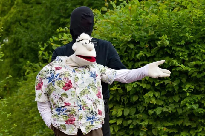 Künstler mit Puppe