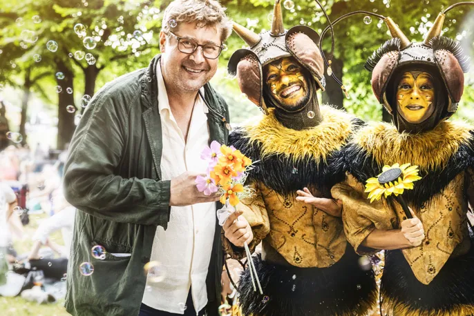 Künstlerischer Leiter DESiMO und die Bienen von Bubble on Circus