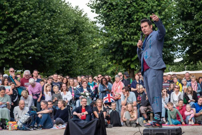 Künstler El Goma vor Publikum