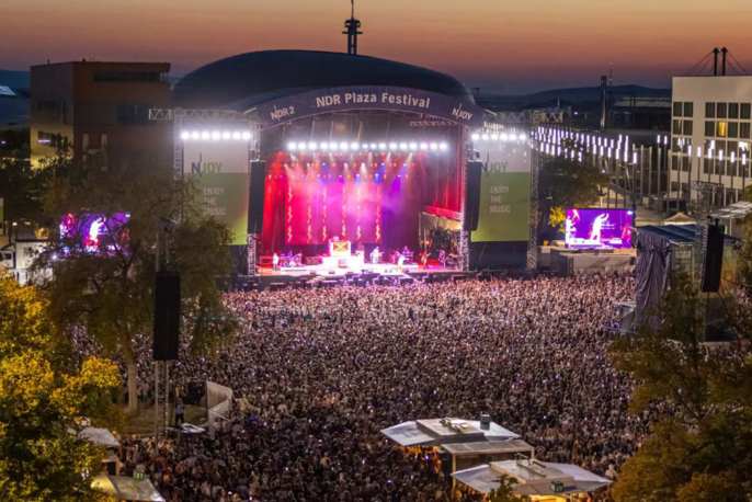 Menschenmassen auf der Expo-Plaza vor der Bühne des NDR Plaza Festivals