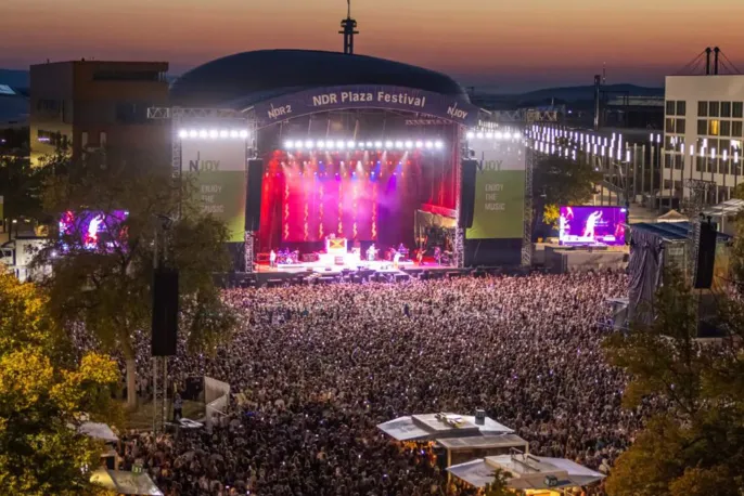 Menschenmassen auf der Expo-Plaza vor der Bühne des NDR Plaza Festivals