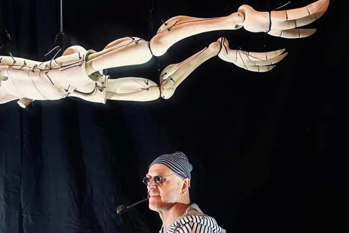 Mann mit Holzfigur