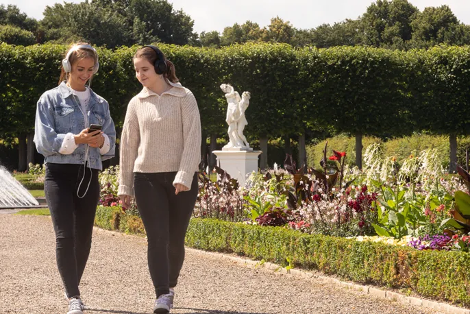 Hörspaziergang mit zwei jungen Menschen im Großen Garten