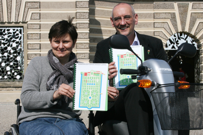 Andrea Hammann, Beauftragte für Menschen mit Behinderung der Landeshauptstadt Hannover, und Gartendirektor Ronald Clark präsentieren die Reliefpläne und die E-Scooter