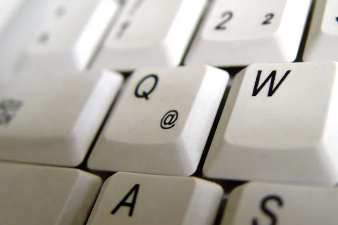 Ausschnitt einer Tastatur, im Zentrum des Bildes steht die Taste "Q"