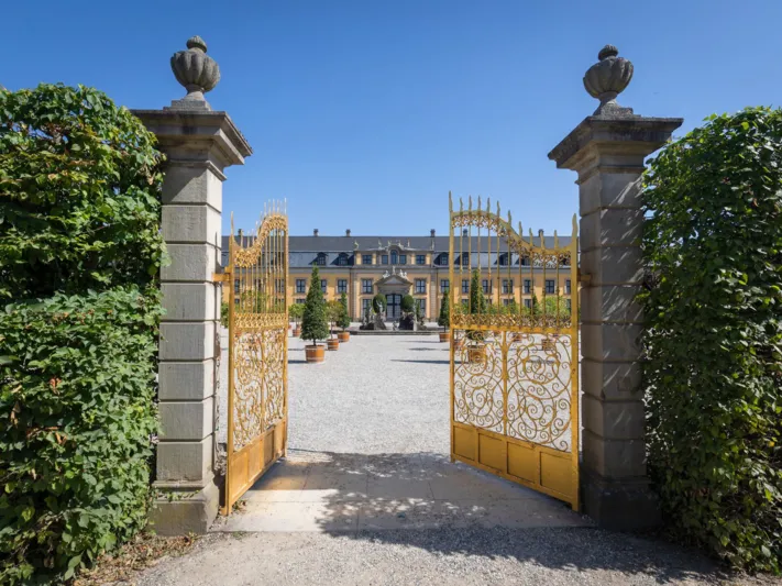 Goldenes Tor in den Herrenh&auml;user G&auml;rten.
