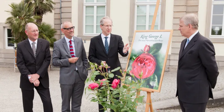 Armin E&szlig;er, Ronald Clark, Stefan Schostok und Prinz Andrew bei der Taufe der Rose "King George I."