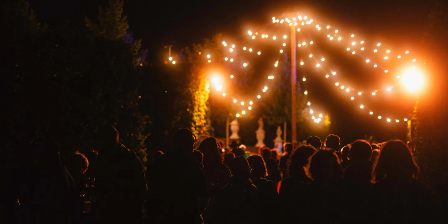 Das funkelnde Lichterzelt der Sommernächte im Gartentheater