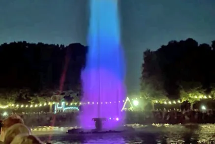 Bunt beleuchtete Fontäne in einem Barockgarten