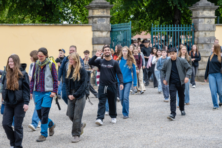 Schüler*innen der Leonore-Goldschmidt-Schule auf dem Weg zur "Akademie der Spiele" im Großen Garten