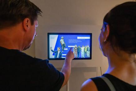 zwei Personen schauen auf die Inhalte der neuen Medienstation