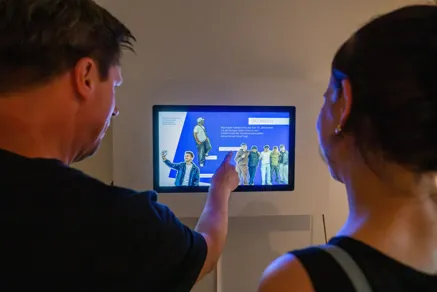 zwei Personen schauen auf die Inhalte der neuen Medienstation