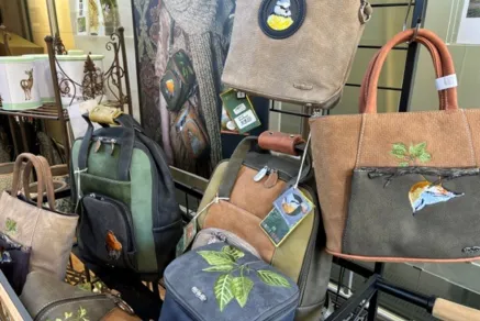 Taschenauswahl im Infopavillon