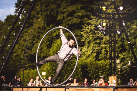 Bei der Show von Cirque Bouffon kam auch ein Cyr-Rad zum Einsatz