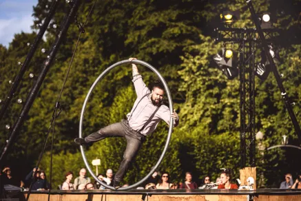 Bei der Show von Cirque Bouffon kam auch ein Cyr-Rad zum Einsatz
