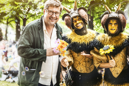 Künstlerischer Leiter DESiMO und die Bienen von Bubble on Circus
