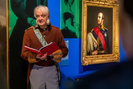 Rainer Künnecke verkleidet als alter Hofmarschall in der Ausstellung "Vier Kutschen, ein Königreich"
