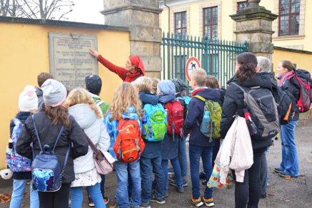 Schulklasse vor Prinzentor