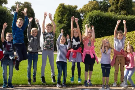 Grundschulklasse im Großen Garten