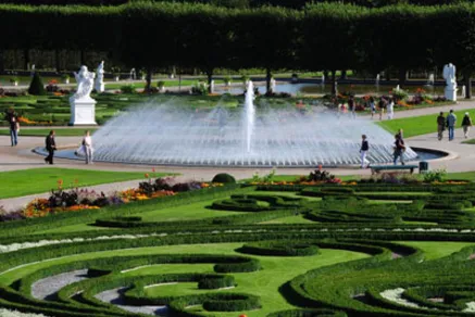 Ein Brunnen mit einer Glockenfontäne umgeben von einem Park