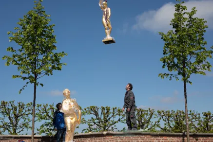 Die Goldfiguren "schweben" ins Gartentheater, Mitarbeiter von Haber & Brandner