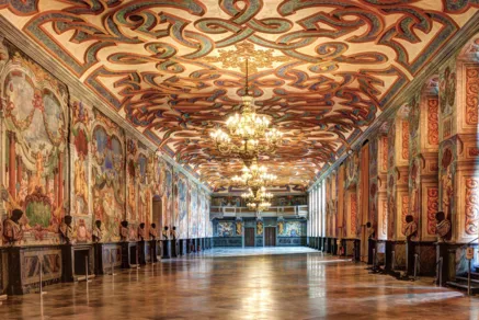 Blick in den schmuckvollen Hauptsaal der Galerie Herrenhausen