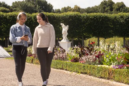 Hörspaziergang mit zwei jungen Menschen im Großen Garten