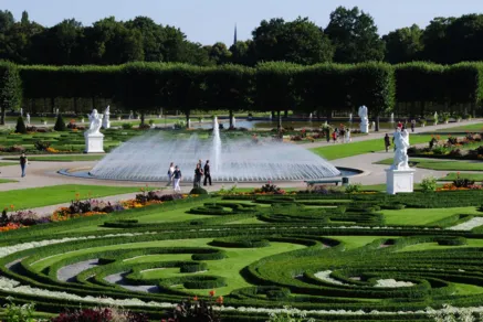 Parterre mit Glockenfontäne