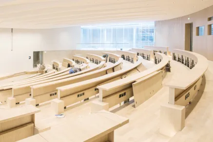 Ein Blick ins noch stuhllose Auditorium