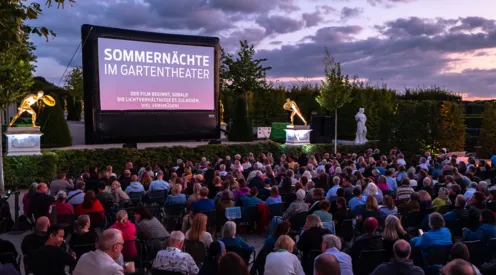Publikum vor Kinoleinwand im Gartentheater