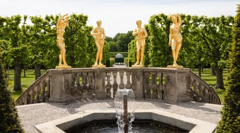 Brunnen/Br&uuml;stung mit Goldfiguren