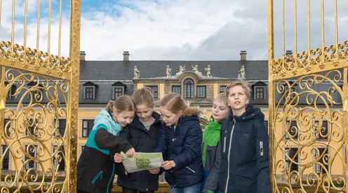 Kinder vor dem Goldenen Tor in den Herrenh&auml;user G&auml;rten