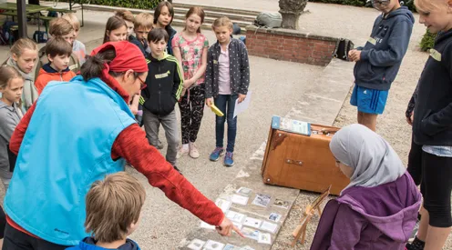 Klasse der Grundschule Kestnerstra&szlig;e auf der Probenb&uuml;hne