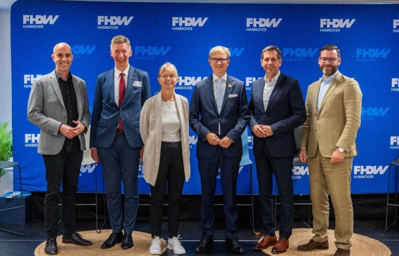 Eine Frau und fünf Männer